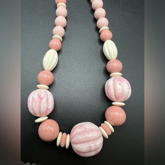 Vintage Avon "Burst of Spring" pink acrylic beaded necklace Jewelry - Picture 9 of 10